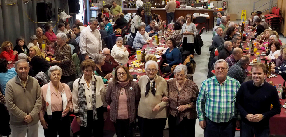 Sentido homenaje a los vecinos mayores de 80 años en el local social de la AVV de Covas