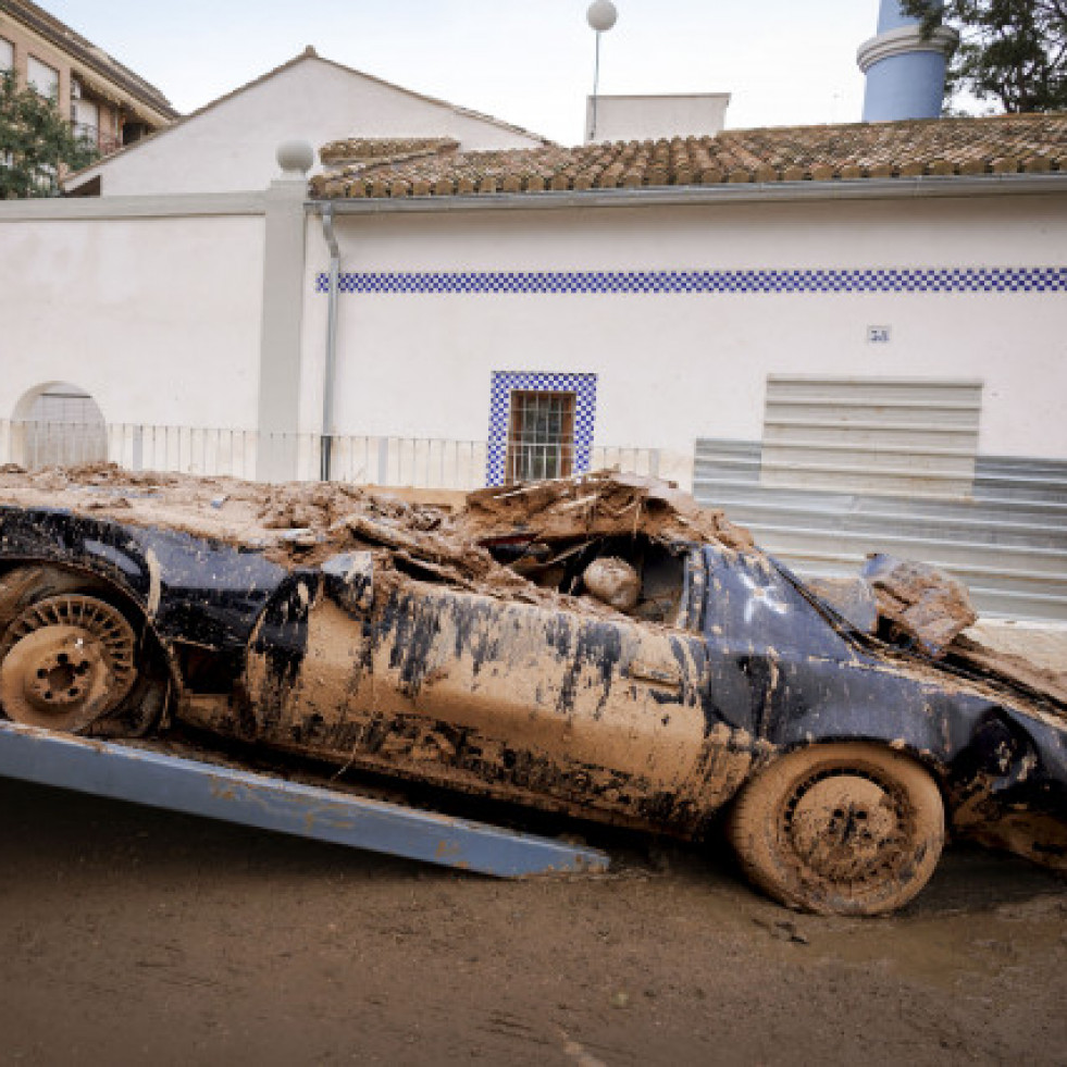 El 'Kitt' de Javier, una réplica del 'coche fantástico' perdida entre el lodo de Picanya