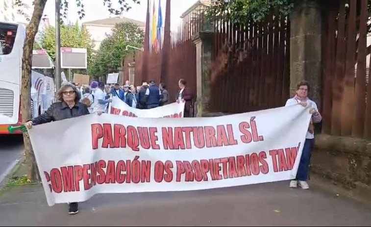 Protesta de propietarios de As Fragas do Eume en el Parlamento gallego