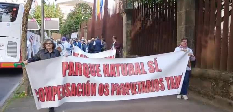 Protesta de propietarios de As Fragas do Eume en el Parlamento gallego