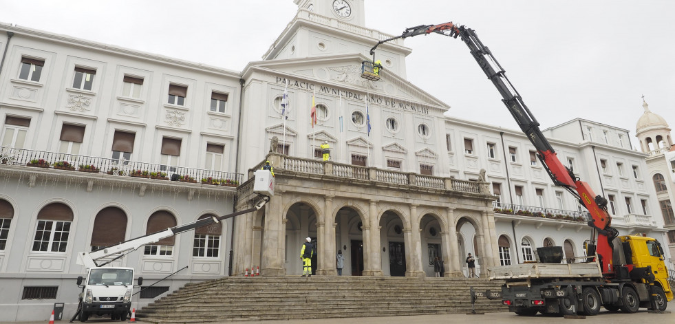 Continúan los trabajos de decoración navideña con la colocación de las luces en el consistorio