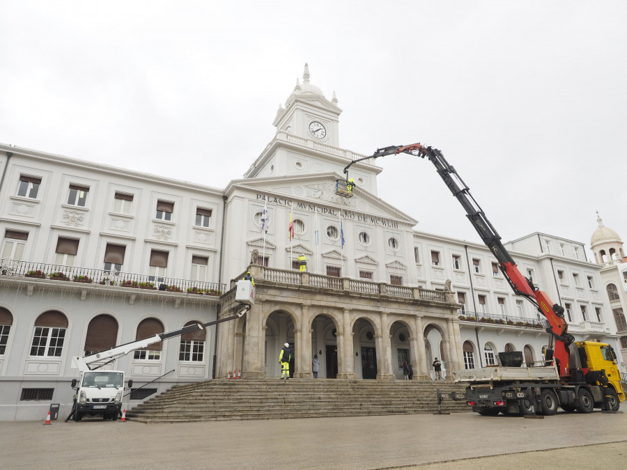 Continúan los trabajos de decoración navideña con la colocación de las luces en el consistorio