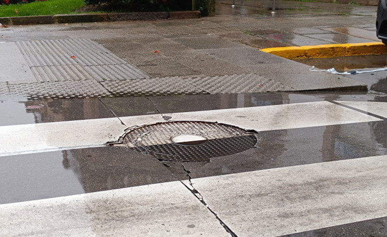 El hundimiento de varias tapas de registro en la calle Igrexa se debe a un defecto en las obras