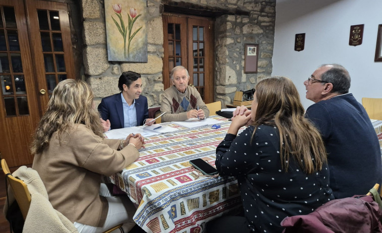 Rey Varela aborda con la AVV las actuaciones del plan de barrios en A Graña