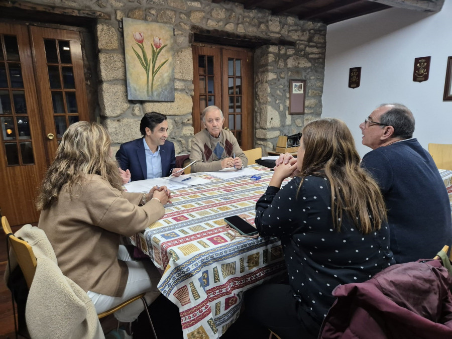 Rey Varela aborda con la AVV las actuaciones del plan de barrios en A Graña