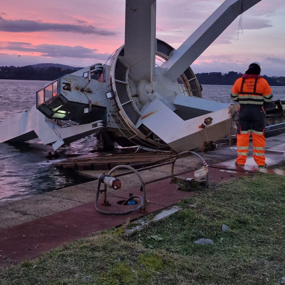 Un error en una maniobra acaba con una grúa de Navantia en el mar