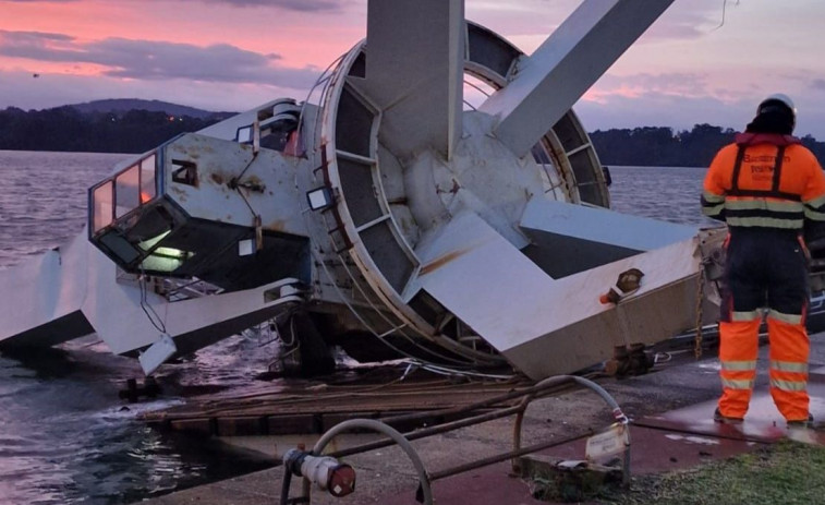 Un error en una maniobra acaba con una grúa de Navantia en el mar