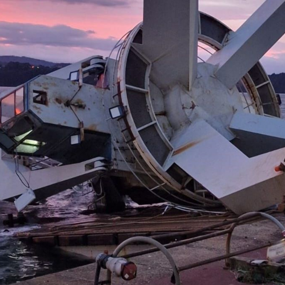 Un error en una maniobra acaba con una grúa de Navantia en el mar