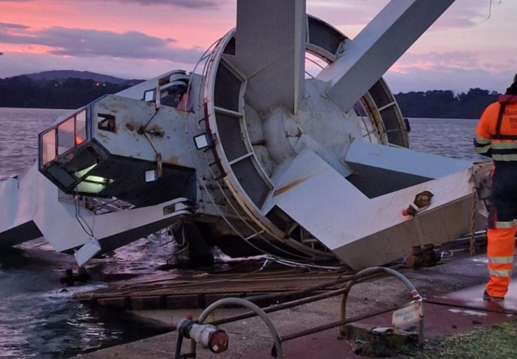 Un error en una maniobra acaba con una grúa de Navantia en el mar