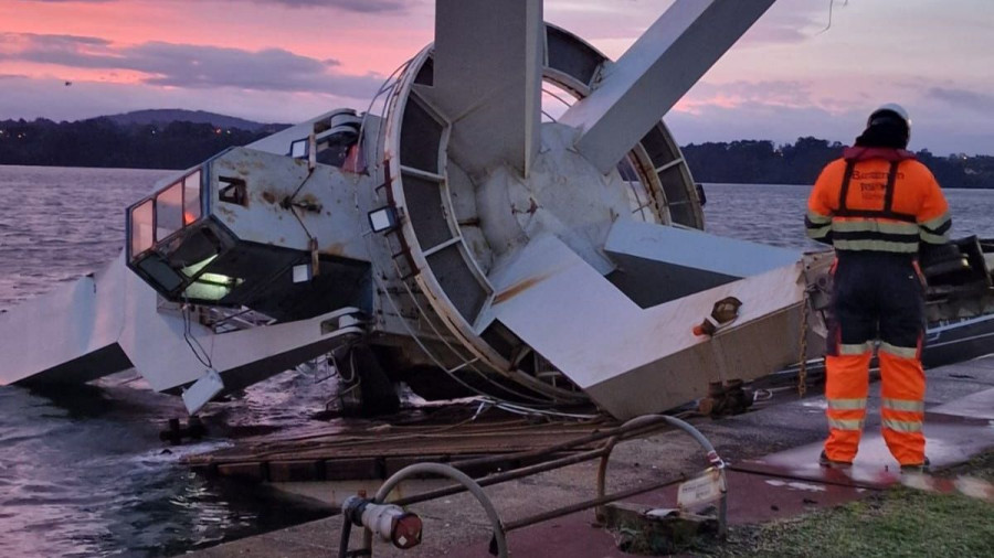 Un error en una maniobra acaba con una grúa de Navantia en el mar