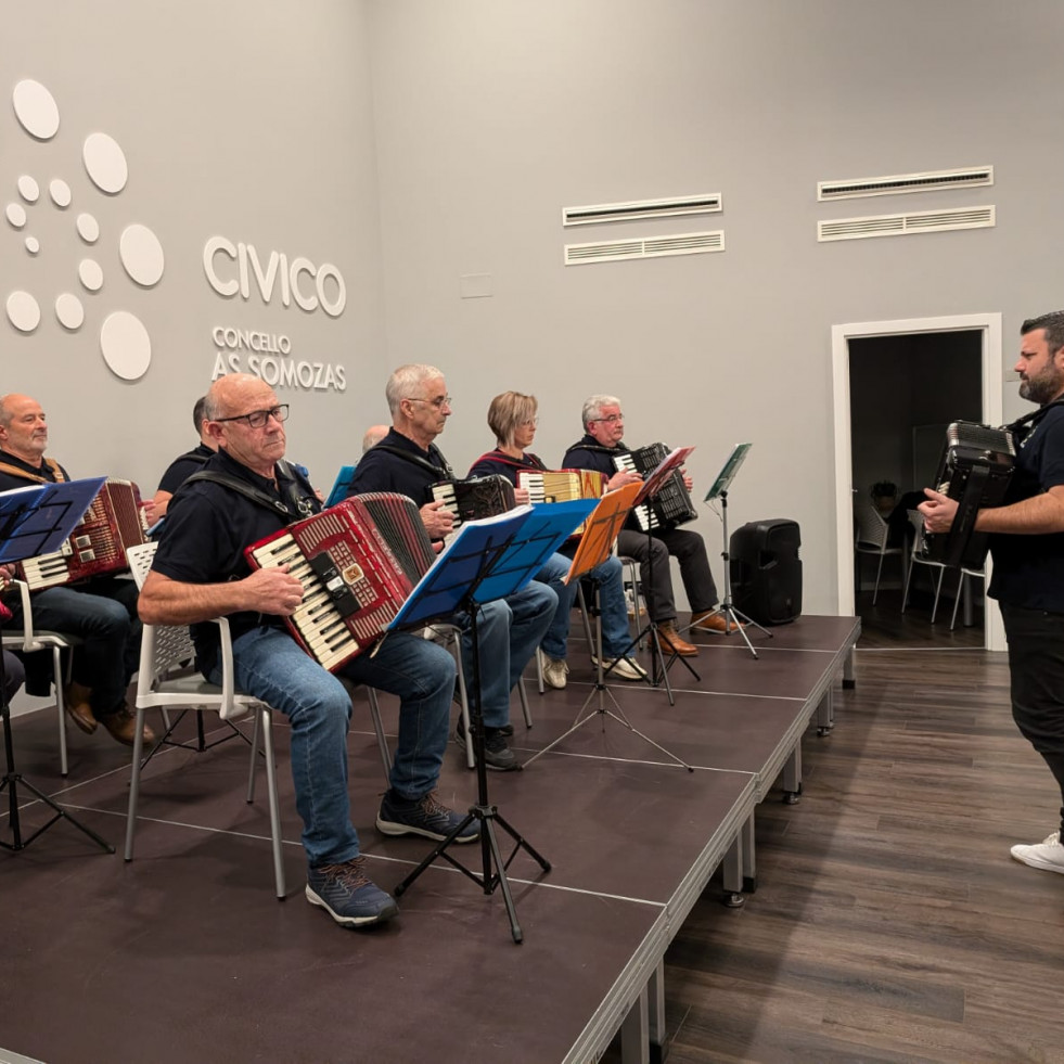 As Somozas celebró la patrona de la música, a ritmo de acordeón