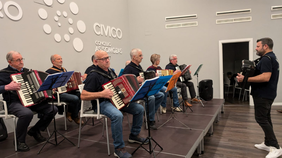 As Somozas celebró la patrona de la música, a ritmo de acordeón