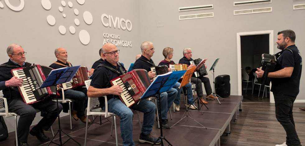 As Somozas celebró la patrona de la música, a ritmo de acordeón