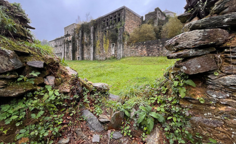 El monasterio de Monfero se marchita entre la maleza