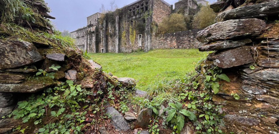 El monasterio de Monfero se marchita entre la maleza