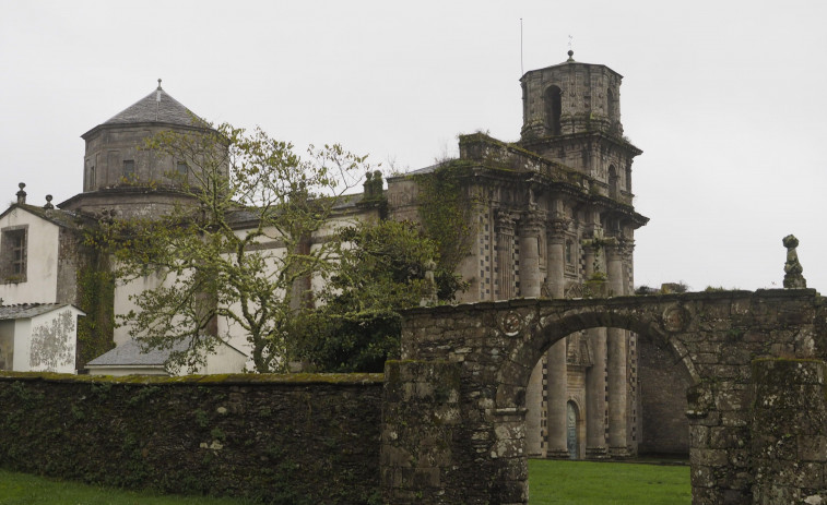 Entre la maleza y el abandono: así languidece el monasterio de Santa María de Monfero