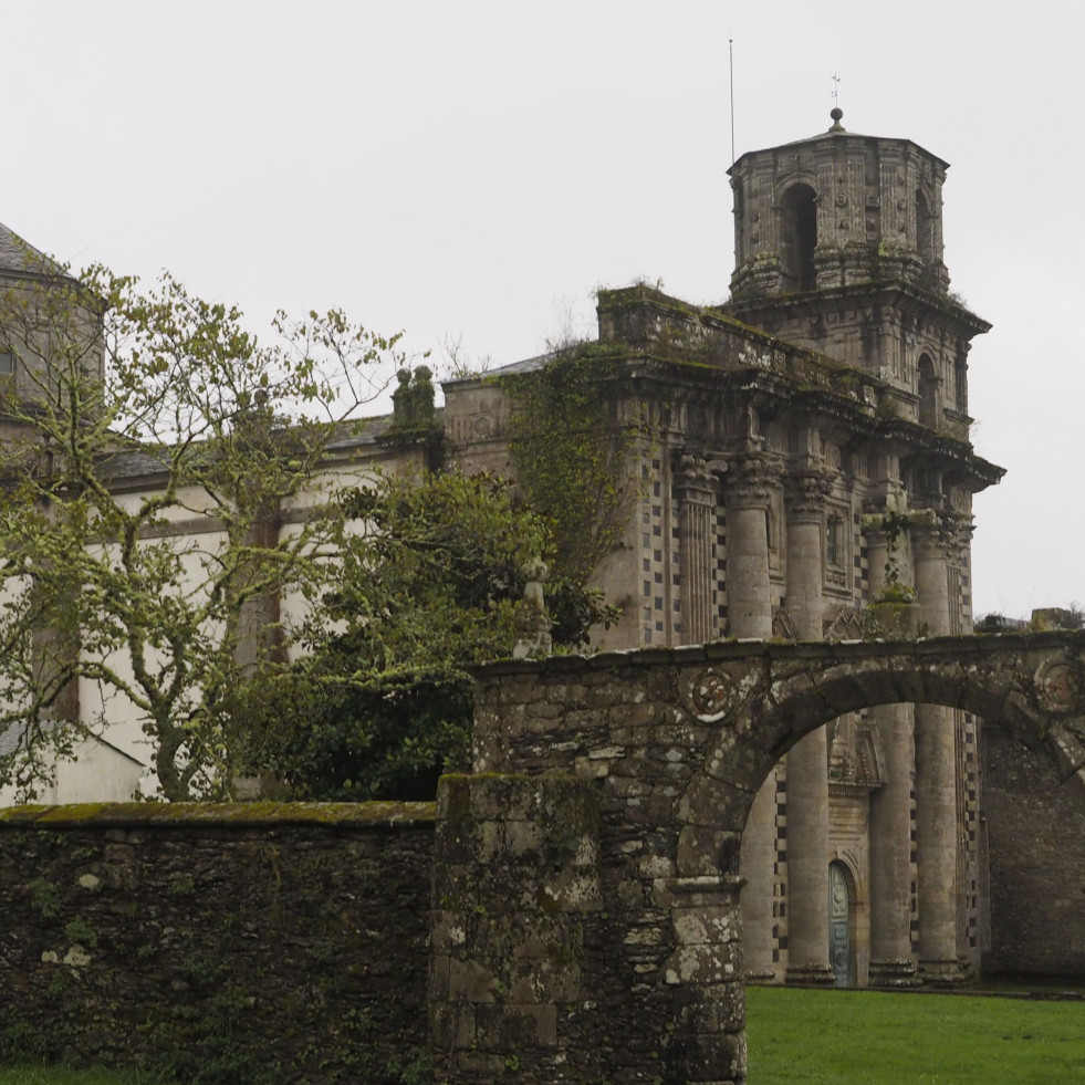 Entre la maleza y el abandono: así languidece el monasterio de Santa María de Monfero