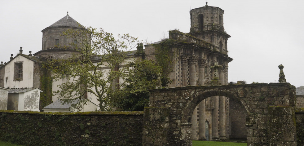 Entre la maleza y el abandono: así languidece el monasterio de Santa María de Monfero