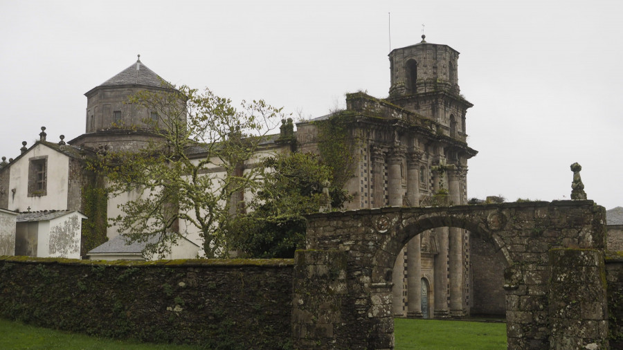 Entre la maleza y el abandono: así languidece el monasterio de Santa María de Monfero