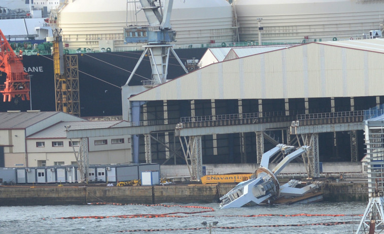 Un error en una maniobra acaba con una grúa de Navantia en el mar