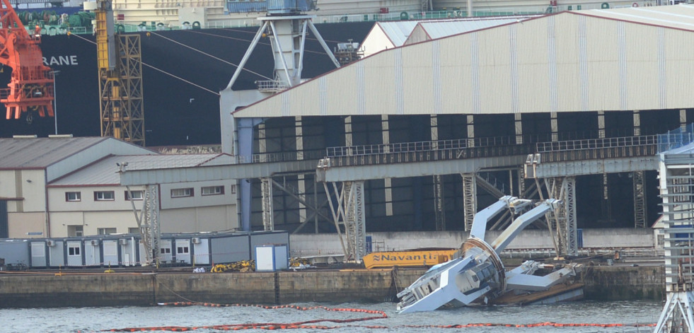 Un error en una maniobra acaba con una grúa de Navantia en el mar