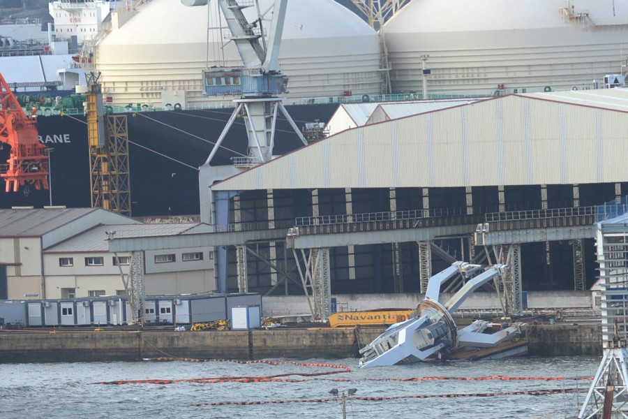 Un error en una maniobra acaba con una grúa de Navantia en el mar