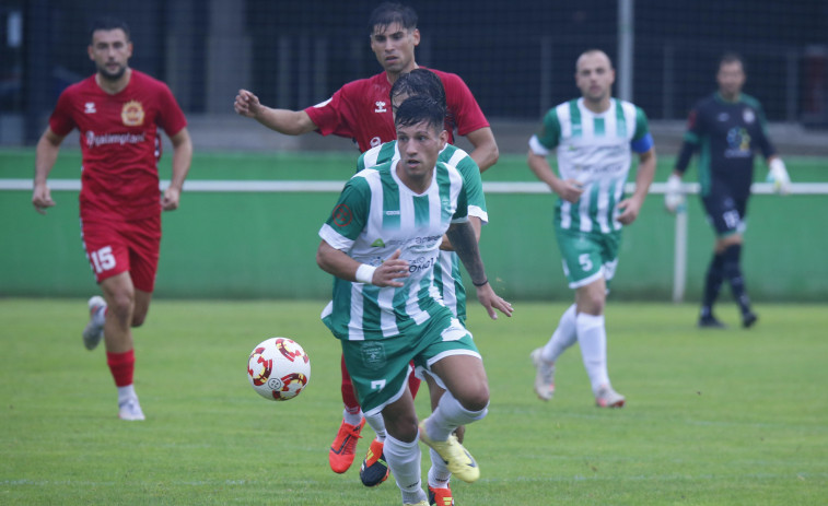 El viento, indeseado jugador en el partido entre el Somozas y el Arteixo