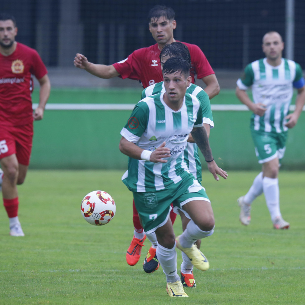 El viento, indeseado jugador en el partido entre el Somozas y el Arteixo