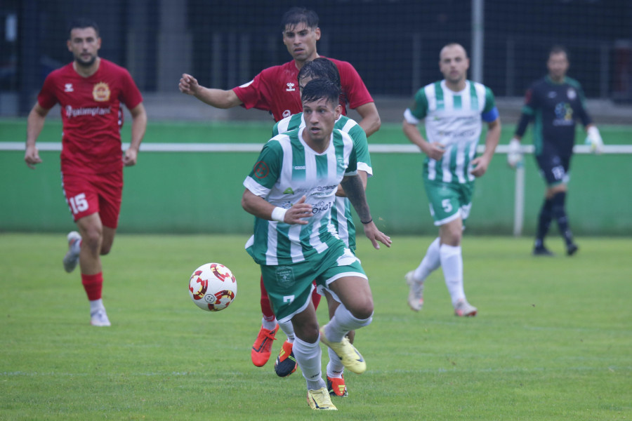 El viento, indeseado jugador en el partido entre el Somozas y el Arteixo