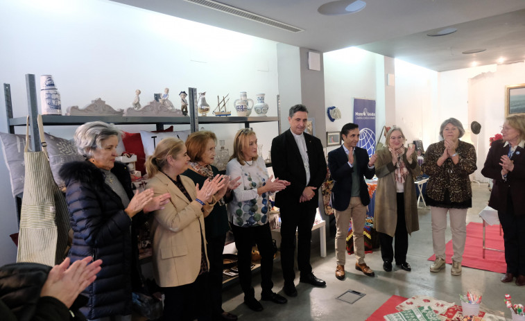 Visita del alcalde y el obispo al Rastrillo Solidario de Manos Unidas en la calle Magdalena