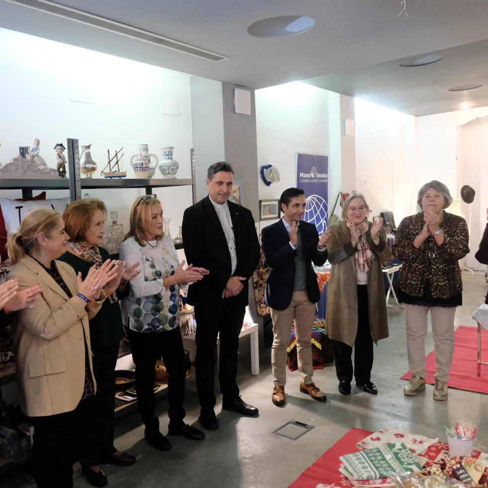 Visita del alcalde y el obispo al Rastrillo Solidario de Manos Unidas en la calle Magdalena