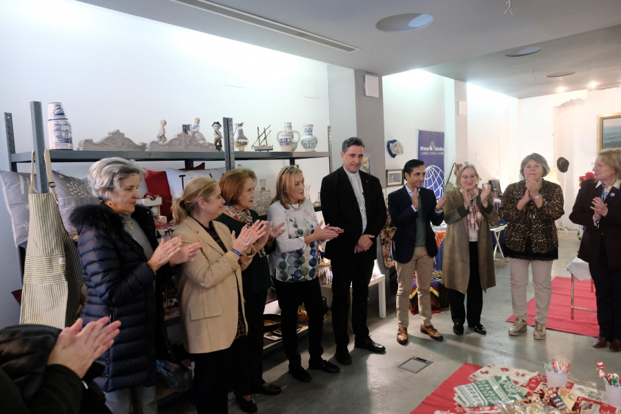 Visita del alcalde y el obispo al Rastrillo Solidario de Manos Unidas en la calle Magdalena