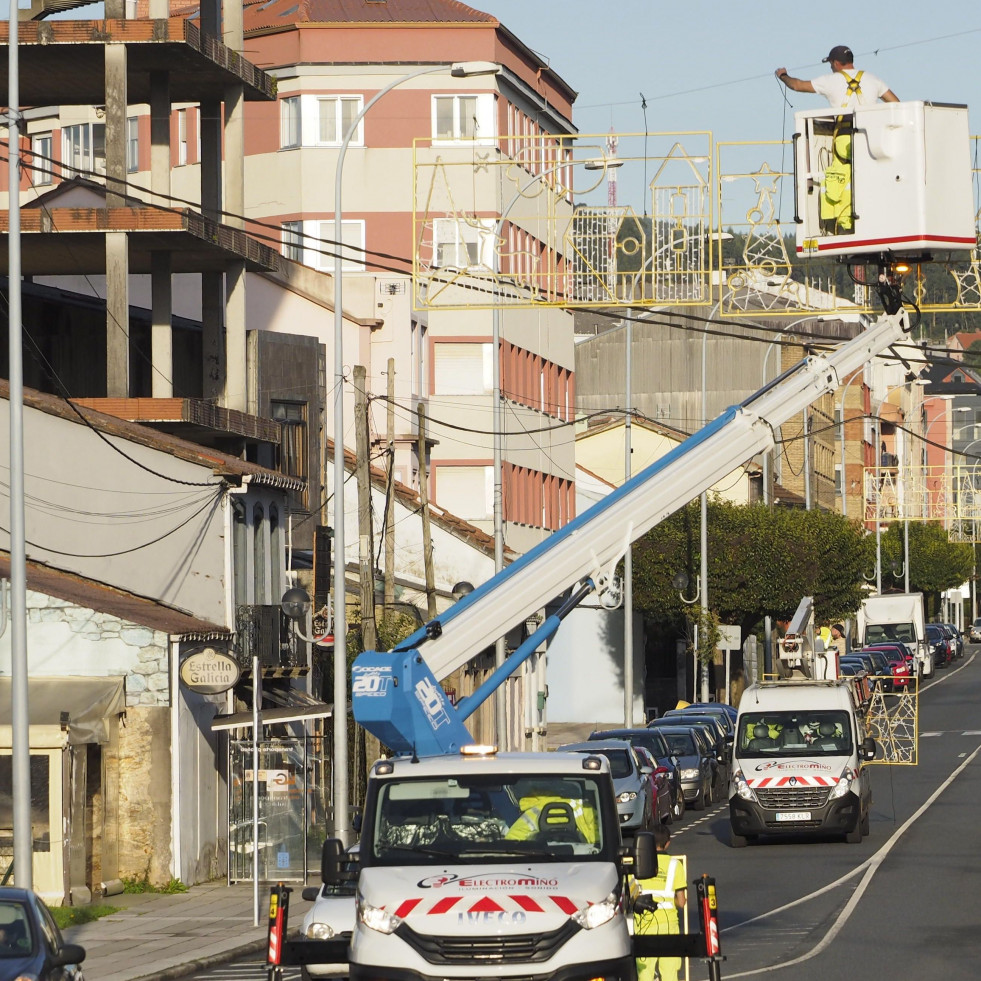 Narón comienza a adornarse para el encendido navideño del próximo día 5