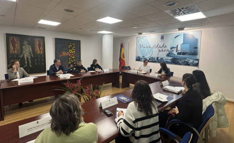 Reunión entre instituciones de la mesa contra la violencia  de género de Narón