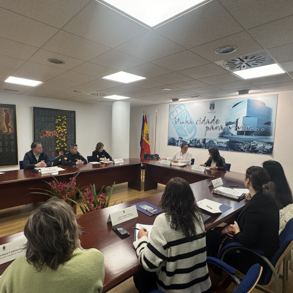 Reunión entre instituciones de la mesa contra la violencia  de género de Narón