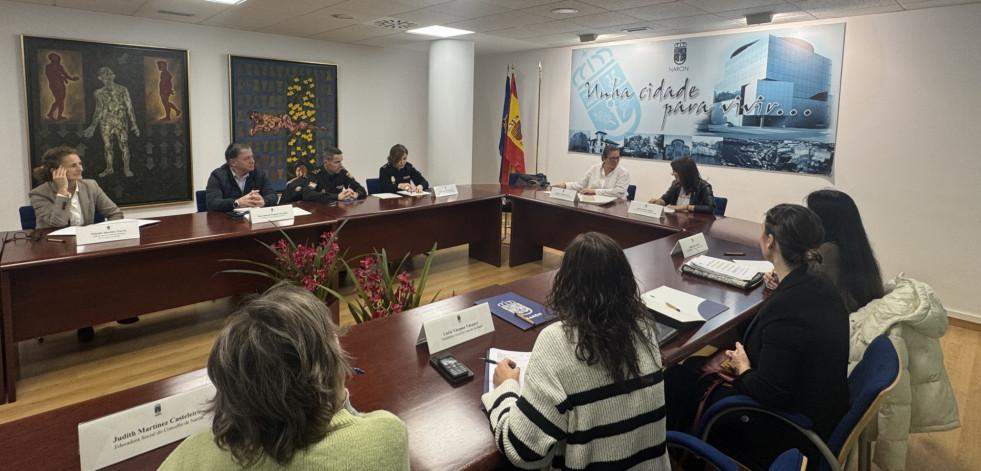 Reunión entre instituciones de la mesa contra la violencia  de género de Narón