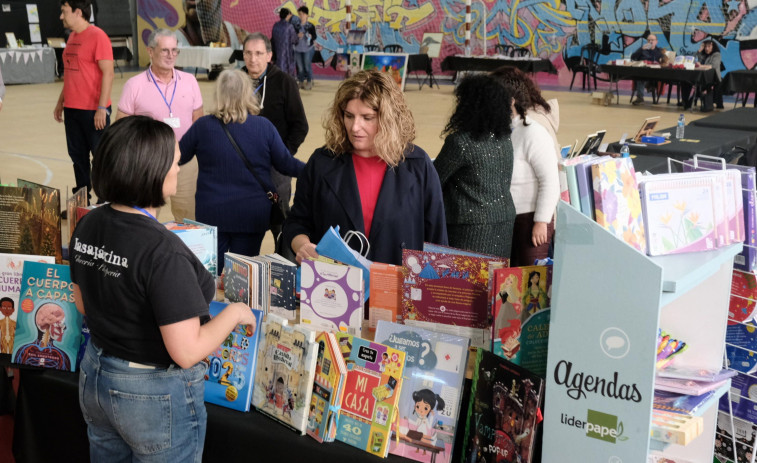 El Pabellón da Mocidade acogió ayer la primera jornada de la I Feira de Literatura e Arte