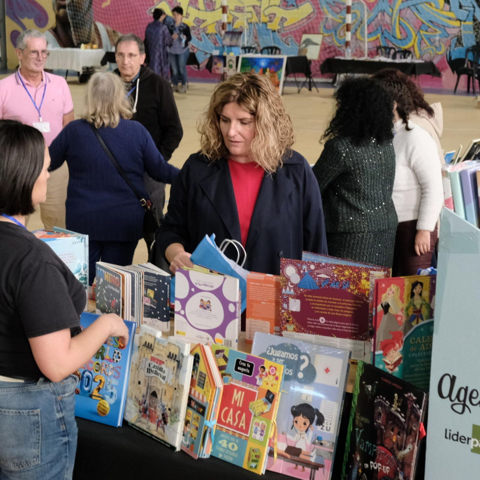 El Pabellón da Mocidade acogió ayer la primera jornada de la I Feira de Literatura e Arte