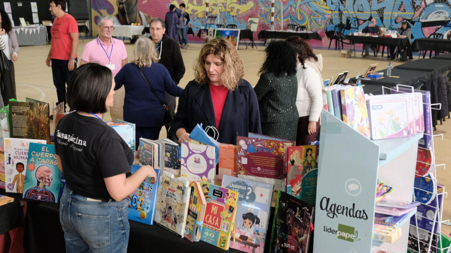 El Pabellón da Mocidade acogió ayer la primera jornada de la I Feira de Literatura e Arte