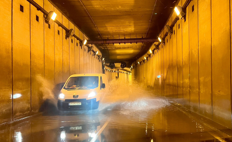 Una breve e intensa tormenta eléctrica provoca inundaciones en varios puntos de la ciudad naval