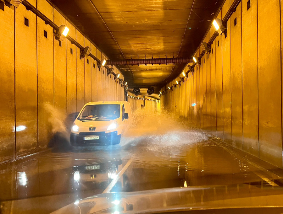 Una breve e intensa tormenta eléctrica provoca inundaciones en varios puntos de la ciudad naval