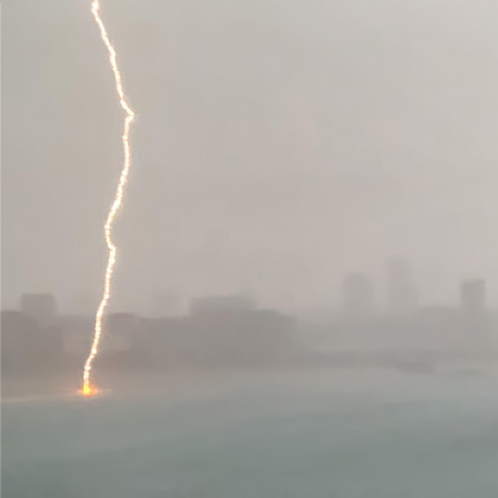 Una intensa tormenta eléctrica descargó más de quince rayos en A Coruña