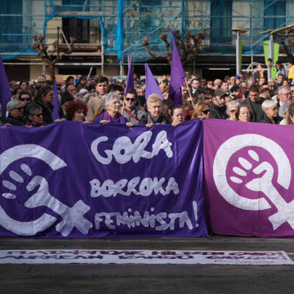 Cientos de personas muestran su repulsa y su consternación por el asesinato machista de Leonor en Pasaia