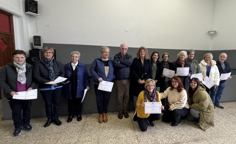 La alcaldesa de Narón entregó los diplomas del curso de manejo de móviles inteligentes