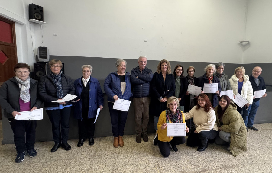 La alcaldesa de Narón entregó los diplomas del curso de manejo de móviles inteligentes