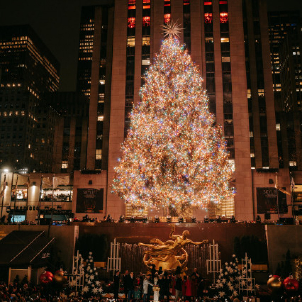 El árbol del Rockefeller se ilumina en Nueva York al ritmo de Thalía y Kelly Clarkson