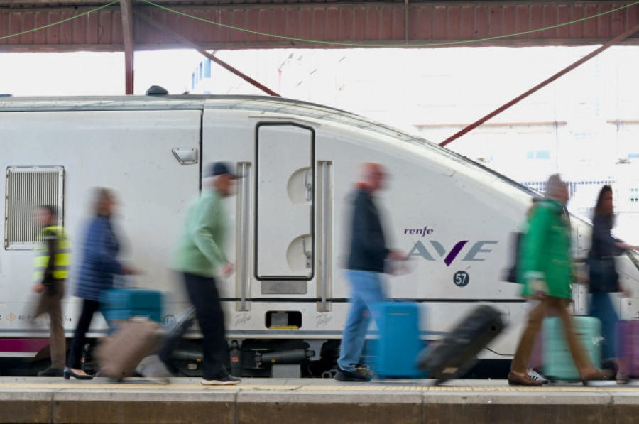 Retrasos en los trenes de Galicia en el inicio del puente de la Constitución