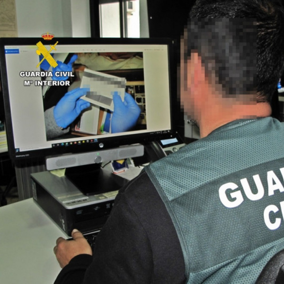 EuropaPress 5689303 agente guardia civi inspecciona ordenador 13424948