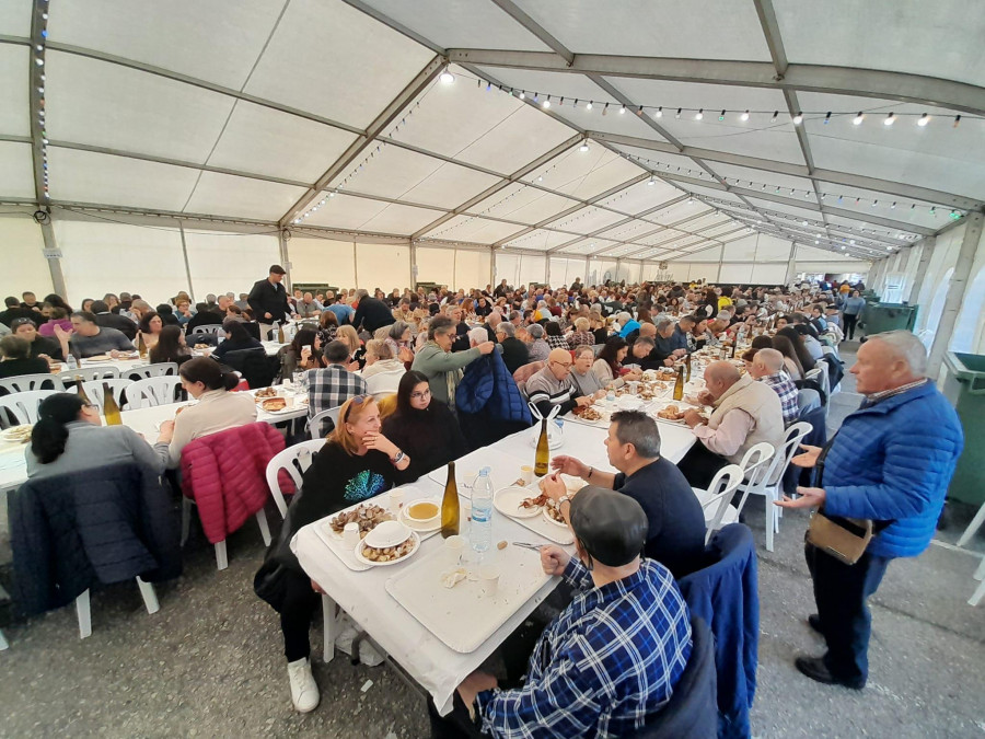 Música, artesanía y, sobre todo, buena gastronomía en la fiesta de O Barqueiro