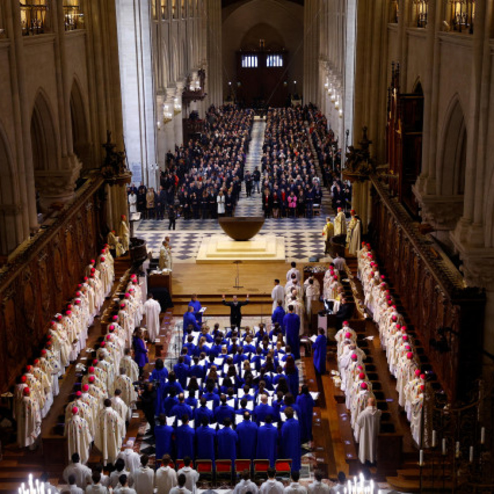 El ministro de Cultura declinó ir a la reapertura de Notre Dame por su agenda familiar y Feijóo lo califica de 